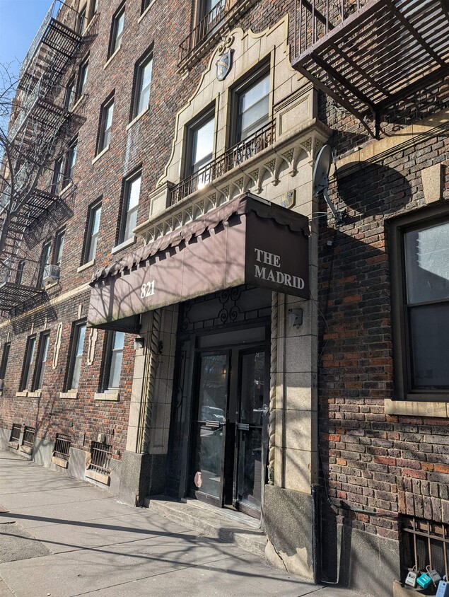 Foto principal - 821 Bergen Ave