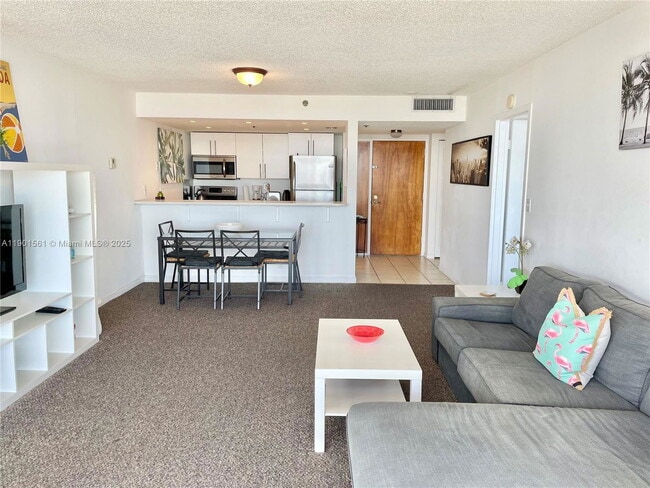 Foto del edificio - 7601 E Treasure Dr