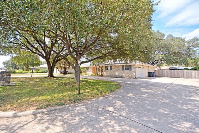 Building Photo - 1215 Clearwater Dr