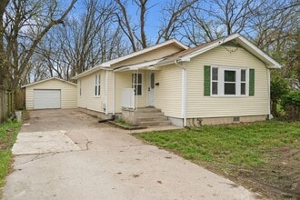 Building Photo - 2822 E Cherry St Ct