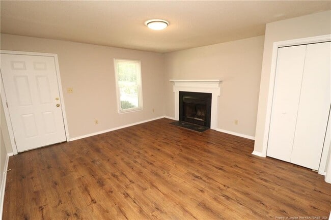 Building Photo - 3905 Lexington Dr