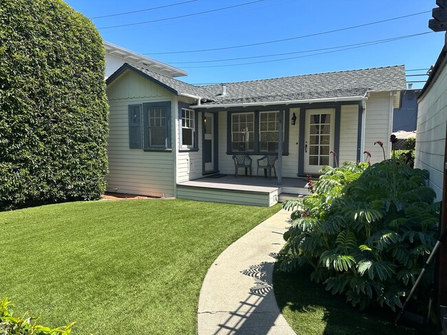 Foto del edificio - Charming Burlingame Cottage with Private Yard