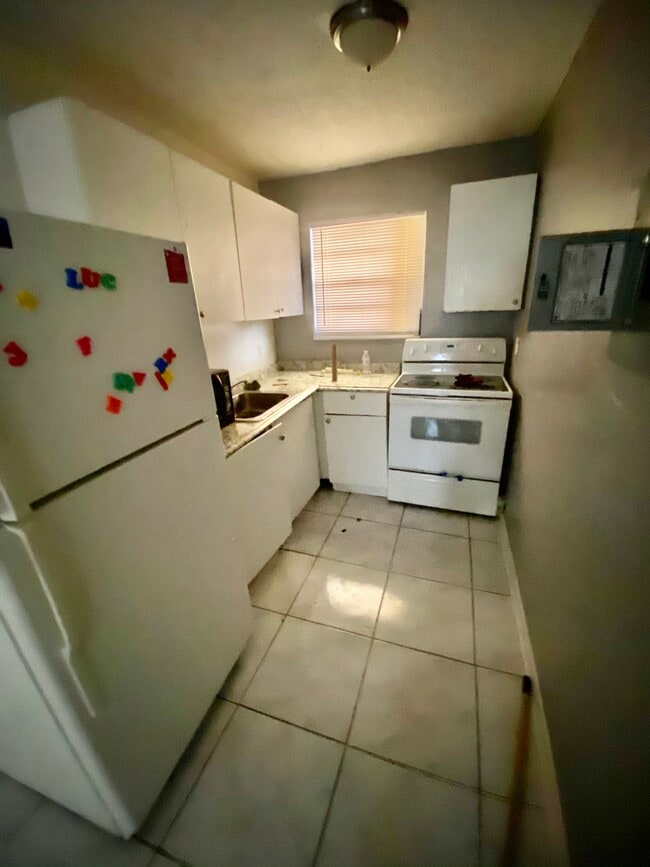 Kitchen - 13550 NE 10th Ave