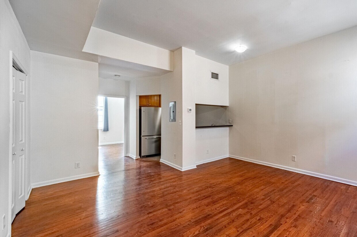 Primary Photo - 341 Monmouth St