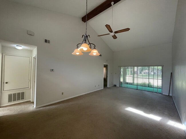 Building Photo - Beautiful 2bed/2ba Town Home in the Amazin...
