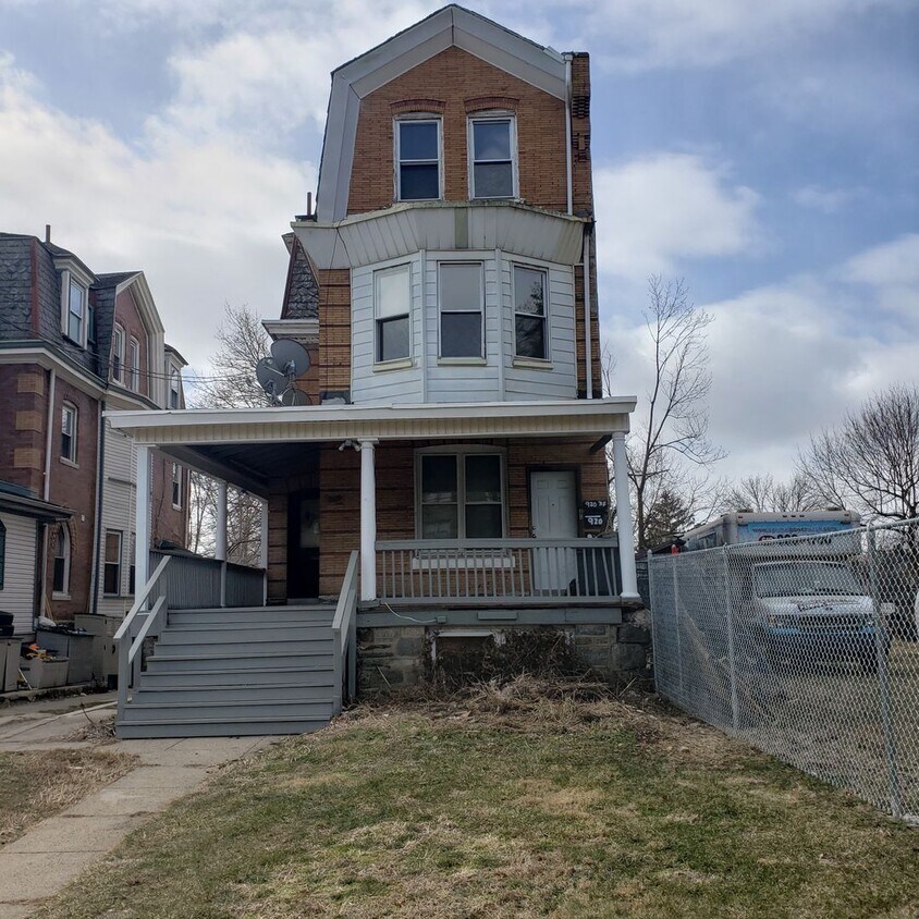 920 N 63rd St Unit 3rd Floor Rear, Philadelphia, PA 19151 Room for