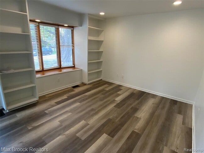 Foto del edificio - 5715 Sunnycrest Dr