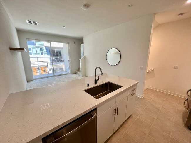 Building Photo - New 1 bedroom townhouse with loft/office s...