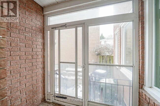 Photo du bâtiment - 165 Clonmore Dr