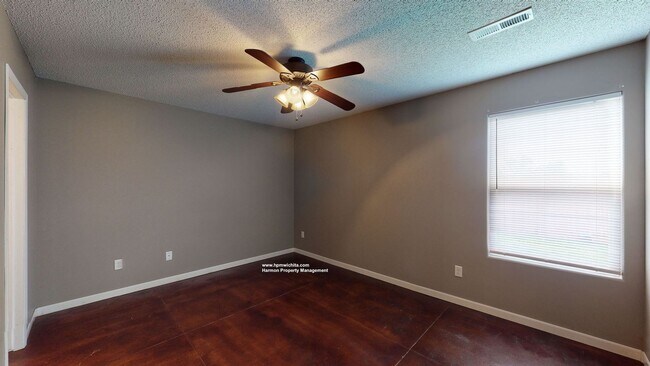 Foto del edificio - 3 Bed 2 Bath Duplex Unit Near 13th & Zoo Blvd