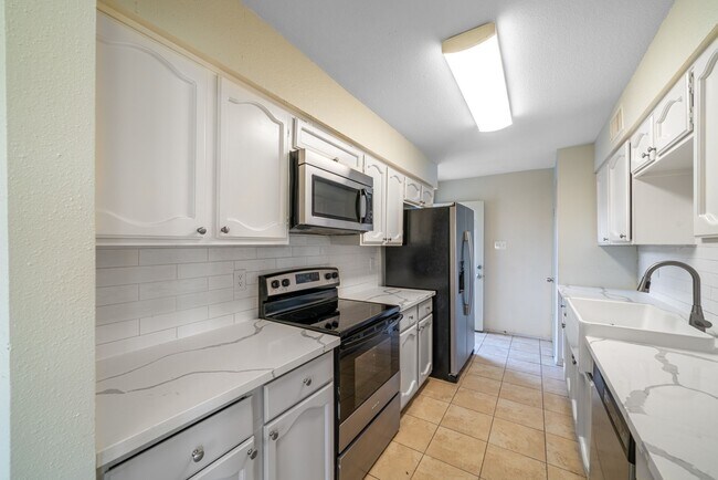 Foto del edificio - 7847 Green Lawn Dr