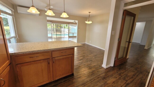 Building Photo - Beautiful 4bd, 2bath Unit w/2 car garage 2...
