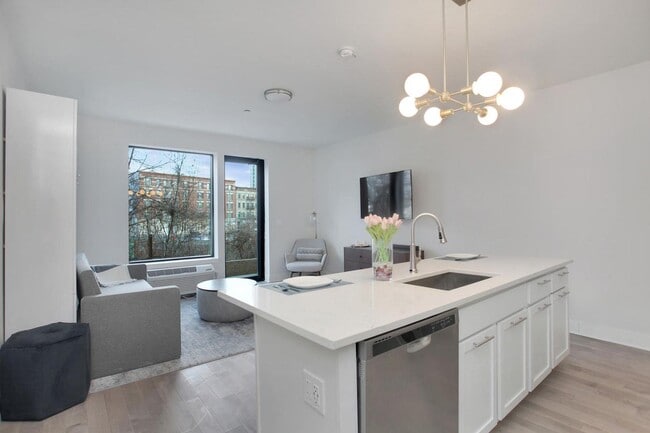 Building Photo - 20 Burling Ln