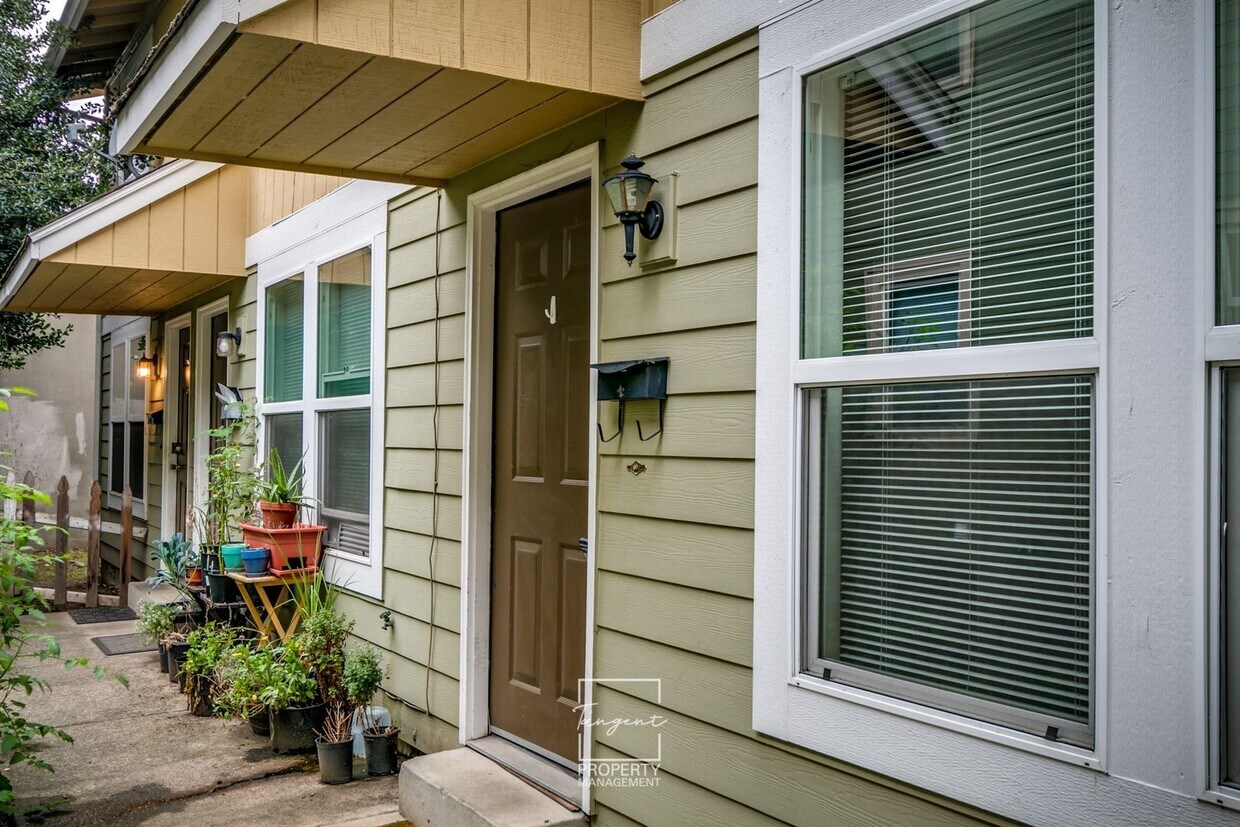 Primary Photo - Irvington 2 BR - Great Location, Great Space!