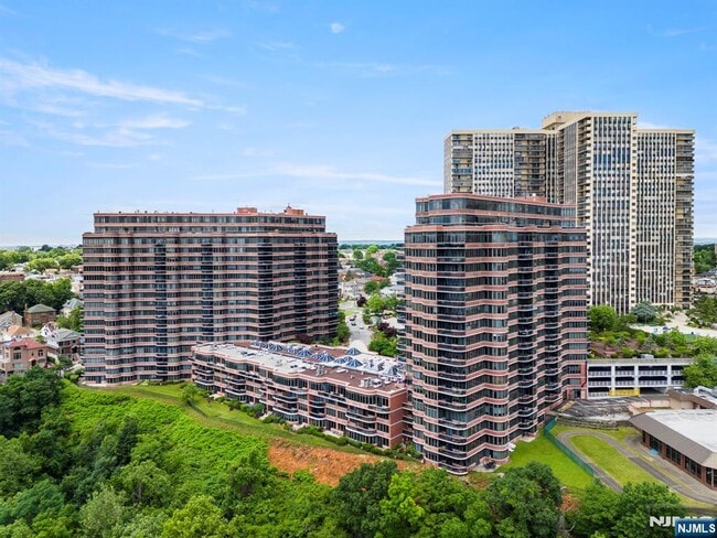 Building Photo - 100 Carlyle Dr
