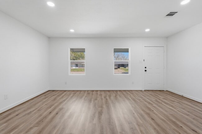 Building Photo - 5962 Ridgeway Dr