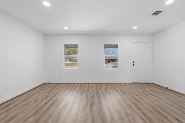 Foto del edificio - 5962 Ridgeway Dr