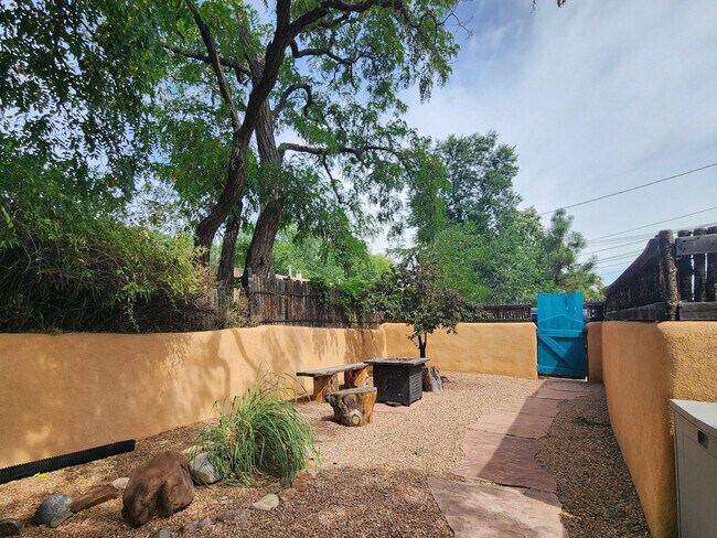 Building Photo - 250 Closson St