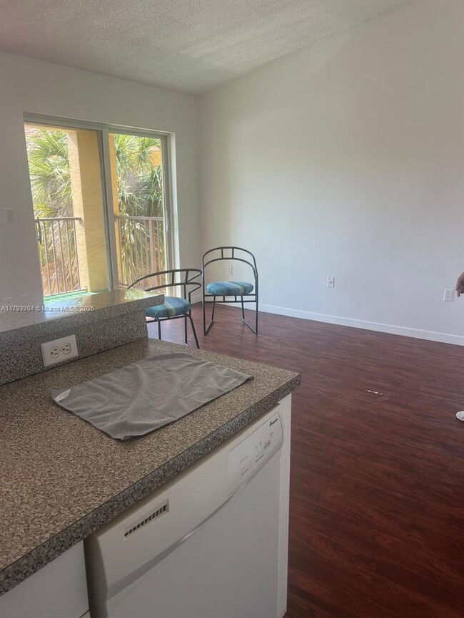 Foto del edificio - 791 N Pine Island Rd