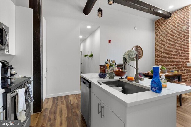 Building Photo - 2045 Trenton Ave