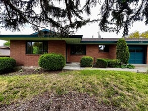 Building Photo - 610-610 Estee Ct