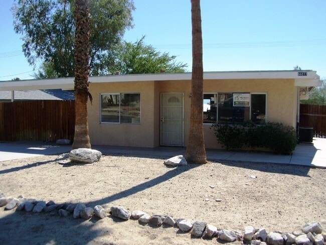 Building Photo - Central DHS, 2 BEDROOM, 1 BATH SINGLE FAMI...