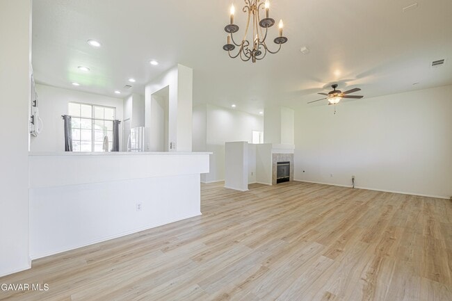 Foto del edificio - 45858 Coventry St