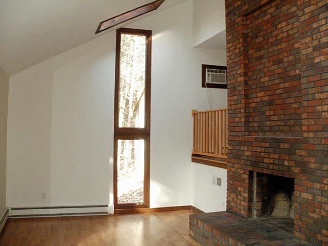 Foto principal - Spacious 3–4 Bedroom Home on Wooded Lot wi...