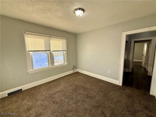 Building Photo - 810 Thayer St