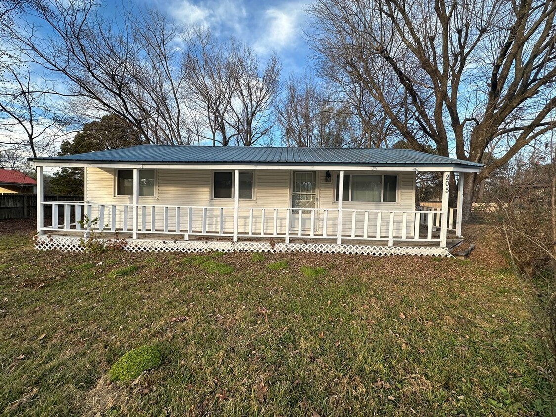 Primary Photo - Welcome to this charming 3-bedroom, 1-bathroom home located in the heart of Russellville, AR.