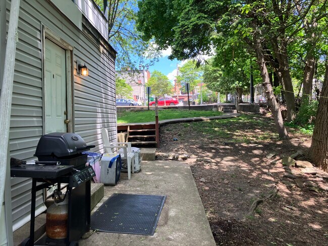 Building Photo - 618 Monroe Ave