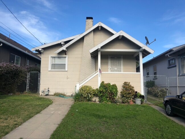 Building Photo - 4056 Santa Rita St