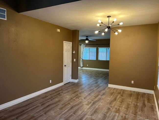 Building Photo - Beautiful 4 Bedroom, 2.5 Bath Tracy Home W...
