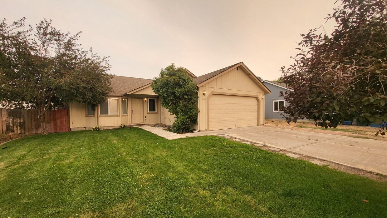Primary Photo - 3 bed 2 bath-Fence Yard- RV Parking