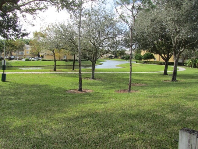 Foto del edificio - 700 Crestwood Ct S