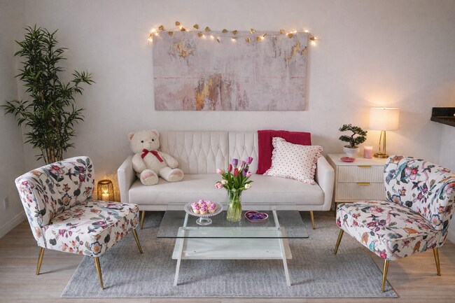 Acogedora sala de estar con cómodos asientos. Decoración disponible a pedido. - 4401 Kraft Ave