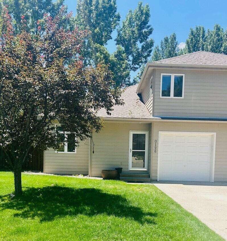 Foto principal - Beautiful Townhome in Dakota Meadows!