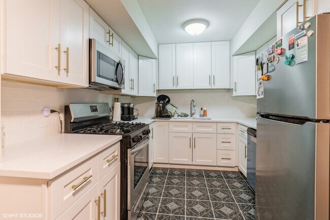 Building Photo - 736 Dempster St