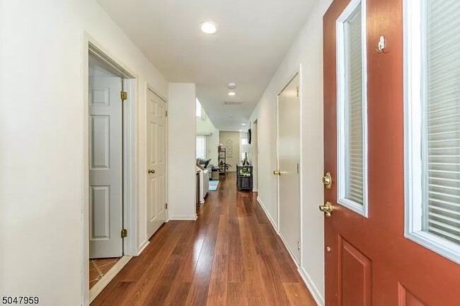 Foto del edificio - 382 Waterview Rd