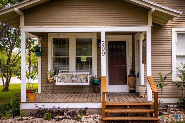 Foto del edificio - 209 S Live Oak Ave