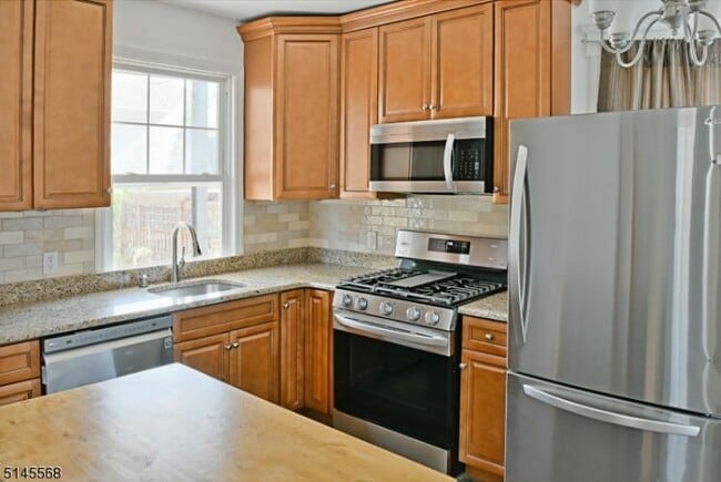 Building Photo - 137 Grove St