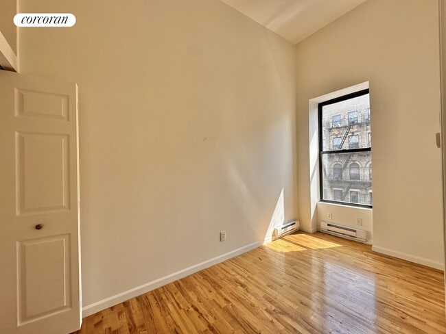 Foto del edificio - 215 E 118th St