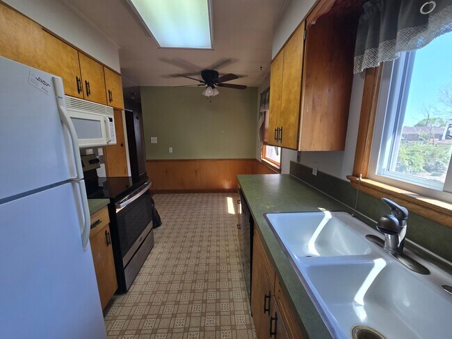 Building Photo - 2465 Parkview Dr