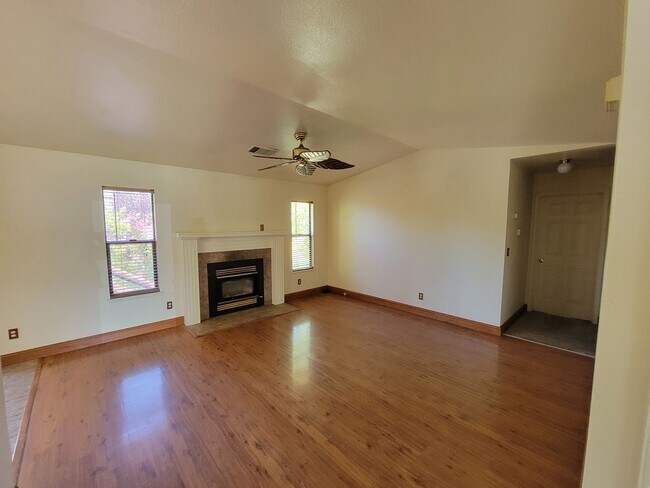Foto del edificio - 3 Bedroom House Near Schools and Hiking