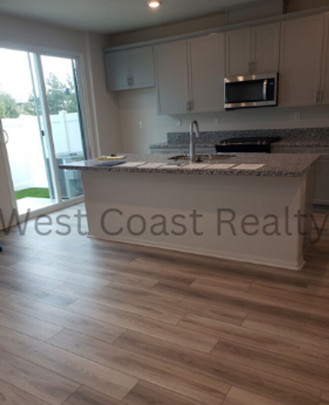 Building Photo - AMAZING 2 STORY, 3 BED AND 2.5 BATH TOWNHO...