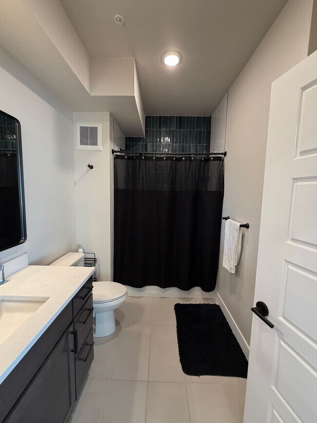 Building Photo - Amazing Furnished One Bedroom Home