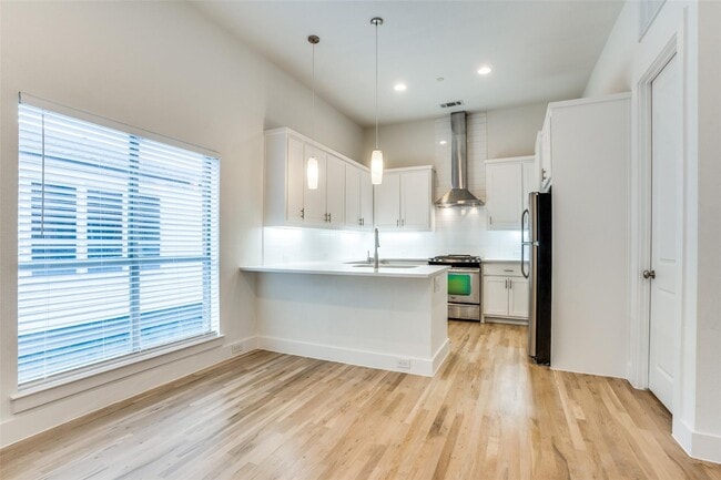Foto del edificio - Beautiful townhome featuring granite countertops, hard wood floors, and a small private yard grea...