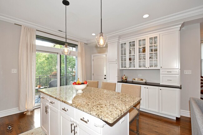 Cocina con despensa - 211 W Saint Paul Ave