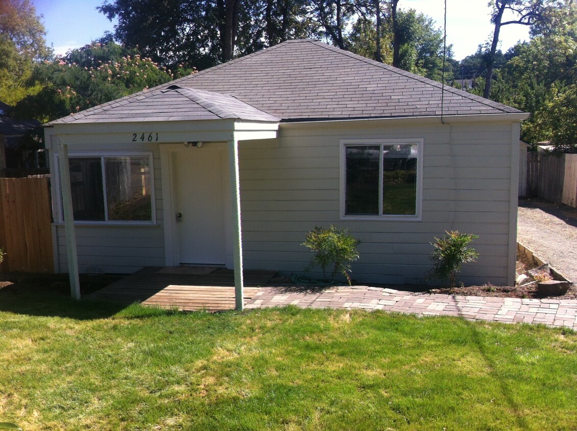 Foto principal - Nice 3 bed/1 bath home near Hendricks Park...