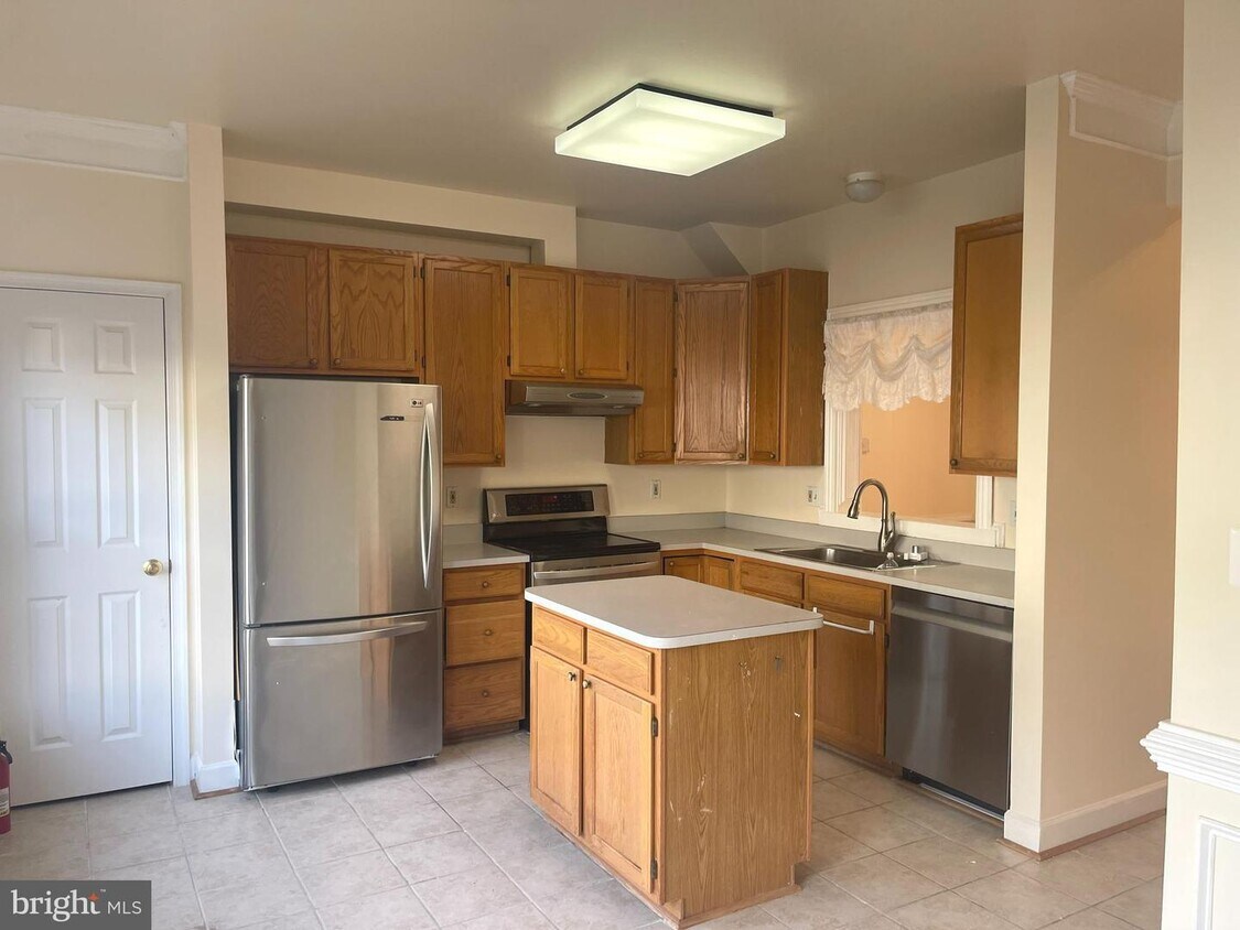 6330 Shirey Ln, Centreville, VA 20121 Townhouse for Rent in